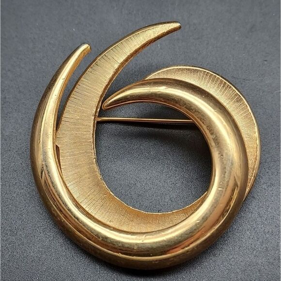 VINTAGE 1960'S CROWN TRIFARI SWRL BRUSHED GOLD PIN 1 7/8 EXCELLENT CONDITION - Picture 13 of 14